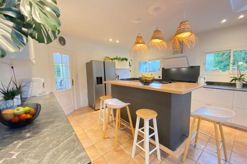 Superb contemporary villa with pool and garden Villa in Roquefort-les-Pins