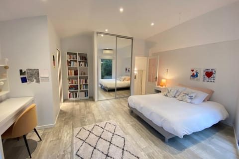 Superb contemporary villa with pool and garden Villa in Roquefort-les-Pins