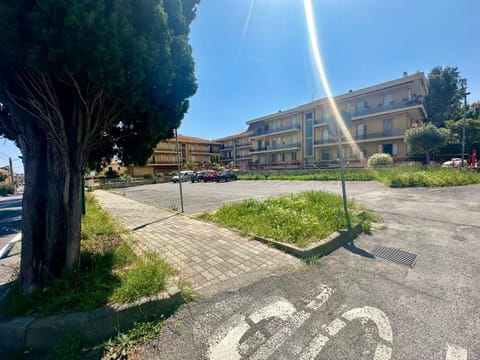 Property building, Spring, Day, Neighbourhood, Natural landscape, Street view, Location, Parking