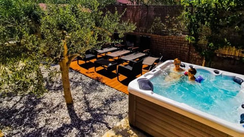 Holiday Home Istra with JACUZZI House in Banjole