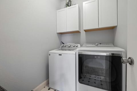 Artist Retreat in North Austin - Endless Amenities House in Leander