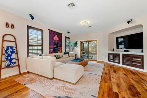 Artist Retreat in North Austin - Endless Amenities House in Leander