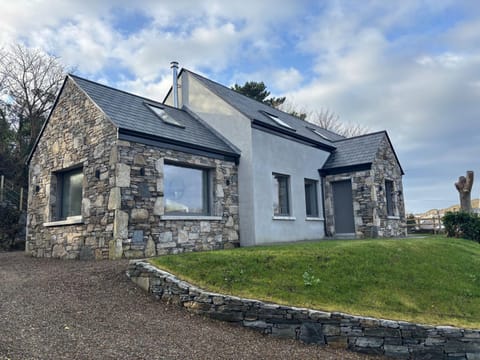 Property building, Facade/entrance, Day, Garden, Parking, internet