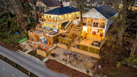 UncleLarry's Lake Place, Sleeps 10 & Hot Tub House in La Porte