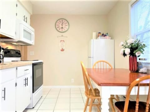 Kitchen or kitchenette, Dining area, oven, pet friendly, stove, toaster