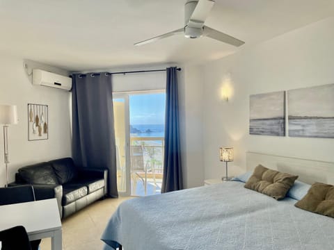 Bed, Photo of the whole room, Seating area, Sea view