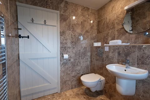 Shower, Toilet, Bathroom, towels