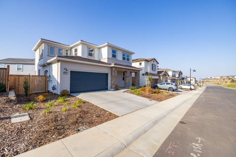 Modern Charming 4BR Home, Family Friendly, Office Space, Fast WiFi, Free Parking House in El Dorado Hills