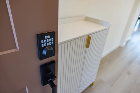 Modern Charming 4BR Home, Family Friendly, Office Space, Fast WiFi, Free Parking House in El Dorado Hills