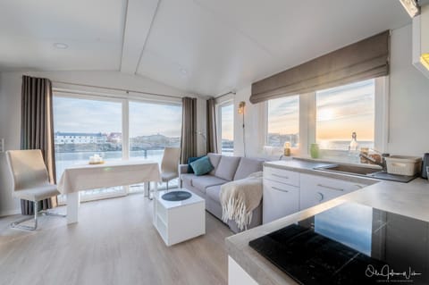 View (from property/room), Kitchen or kitchenette, Living room, Seating area, Sea view, kitchen