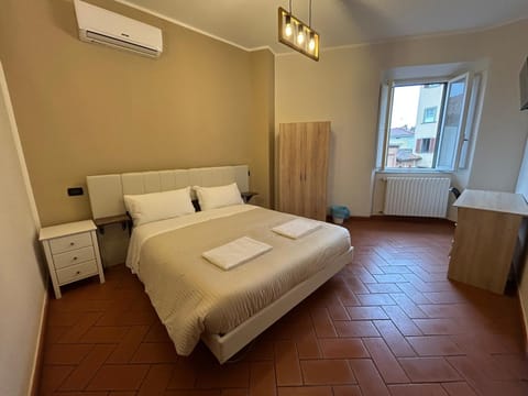 Bed, Photo of the whole room, Bedroom, internet, towels, air conditioner