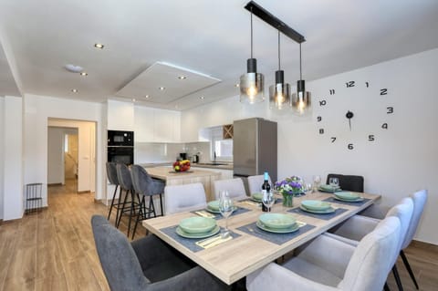 Kitchen or kitchenette, Seating area, Dining area, oven, stove