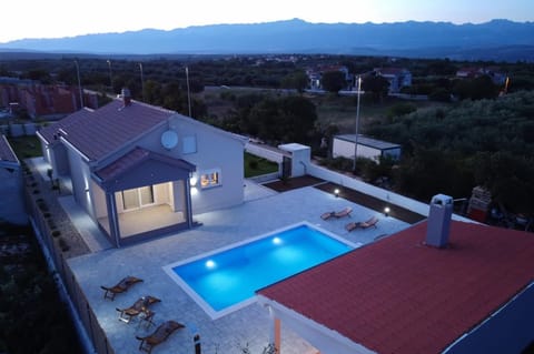 Property building, Day, Natural landscape, Bird's eye view, Mountain view, Pool view, Swimming pool, sunbed