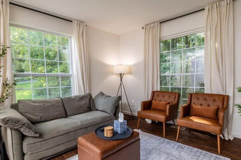 Comfy Duplex w 2 Kings Sofa Bed House in Maryville