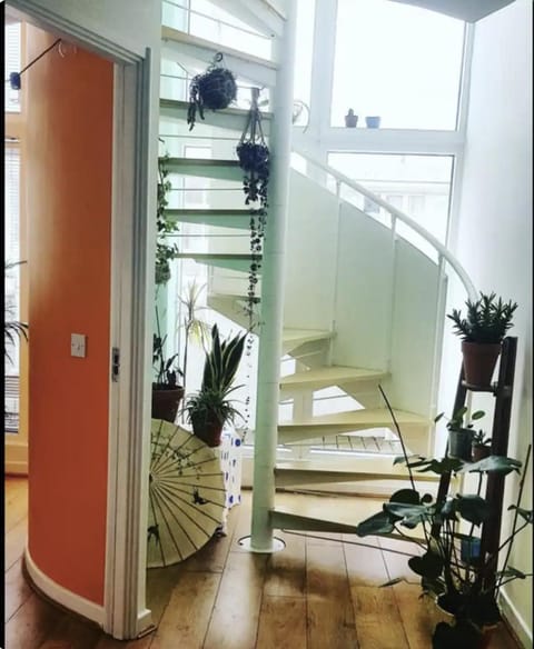 Colourful en-suite room in a penthouse on the docks! Vacation rental in Liverpool