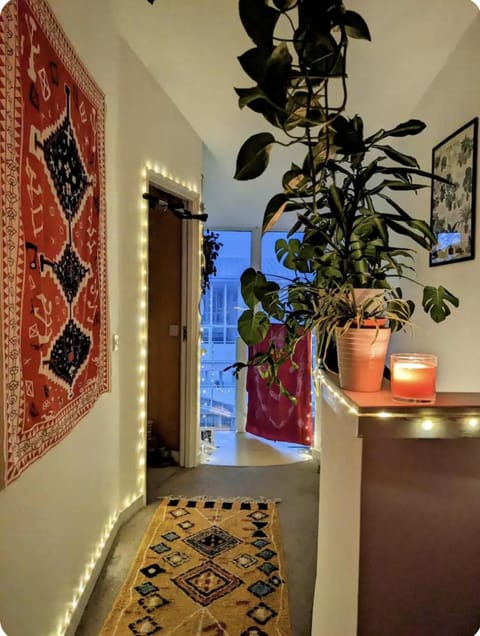 Colourful en-suite room in a penthouse on the docks! Vacation rental in Liverpool