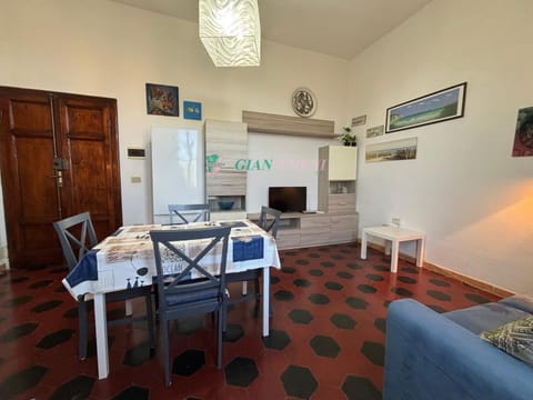 TV and multimedia, Kitchen or kitchenette, Living room, Dining area, oven