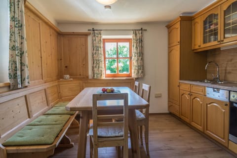 Kitchen or kitchenette, Decorative detail, Dining area