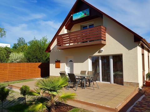 Property building, Facade/entrance, Garden