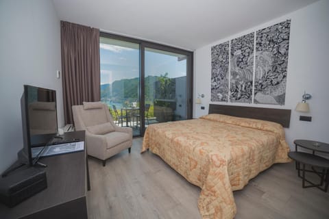 Photo of the whole room, Decorative detail, City view, Lake view, Mountain view