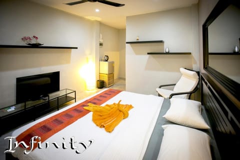 Bed, TV and multimedia, Photo of the whole room, Bedroom