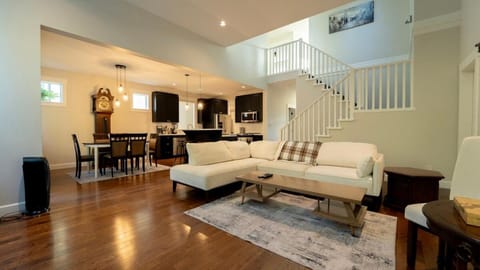 Kitchen or kitchenette, Living room, Seating area, Dining area, stove