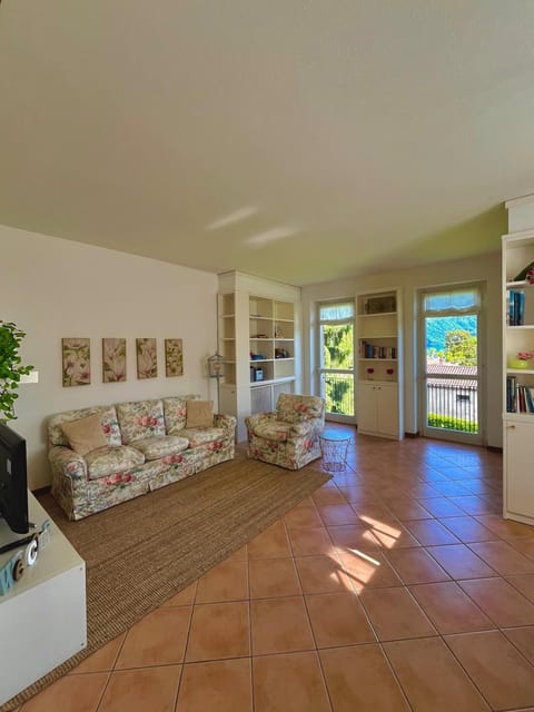 Stunning renovated flat on Lake Como with parking Apartment in Tremezzo