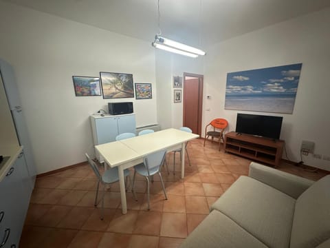 TV and multimedia, Kitchen or kitchenette, Dining area, microwave