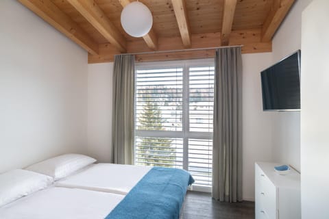 Bed, TV and multimedia, Bedroom