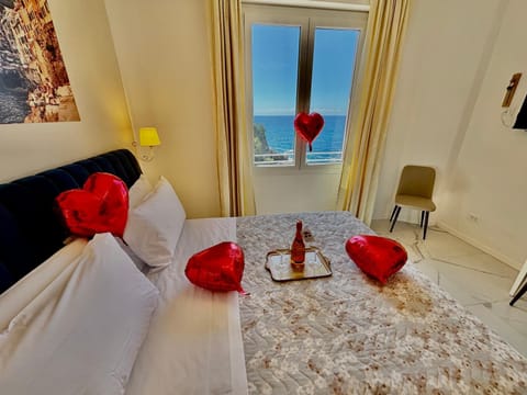 Vertigini Suites, Il Rifugio dell Amore per SOLE COPPIE , A 50m dalla Stazione e dalla Via dell Amore con Vista Mare e Intimità Appagante Bed and Breakfast in Riomaggiore