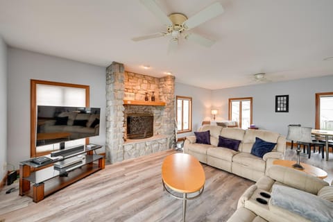 Hot Tub and Dock Waterfront Lake Hamilton Home House in Hamilton