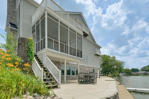 Hot Tub and Dock Waterfront Lake Hamilton Home House in Hamilton