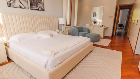 Bed, Photo of the whole room