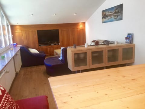 TV and multimedia, Lounge or bar, Seating area