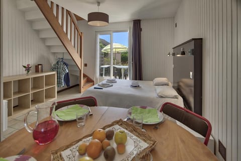 Bed, Photo of the whole room, Dining area