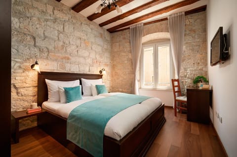 Bed, TV and multimedia, Bedroom