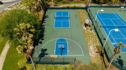 Neighbourhood, Natural landscape, Tennis court, Area and facilities, Sports