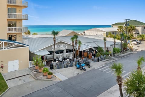 Property building, Restaurant/places to eat, Day, People, Neighbourhood, Natural landscape, Beach, Sea view, Location, group of guests