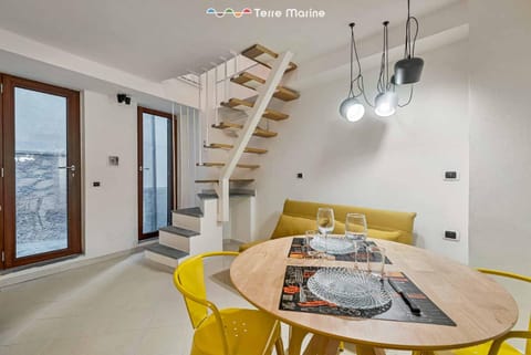 Yellow Submarine, Terre Marine Apartment in Manarola