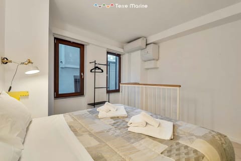Yellow Submarine, Terre Marine Apartment in Manarola