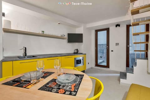 Yellow Submarine, Terre Marine Apartment in Manarola
