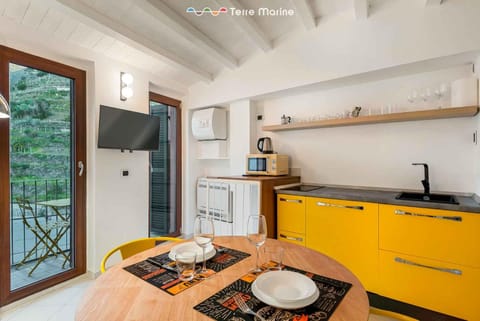 Yellow Lemon Tree, Terre Marine Apartment in Manarola