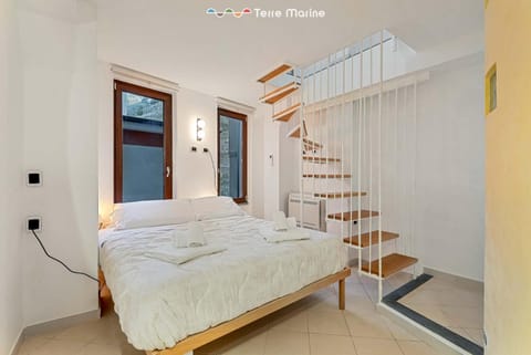 Yellow Lemon Tree, Terre Marine Apartment in Manarola