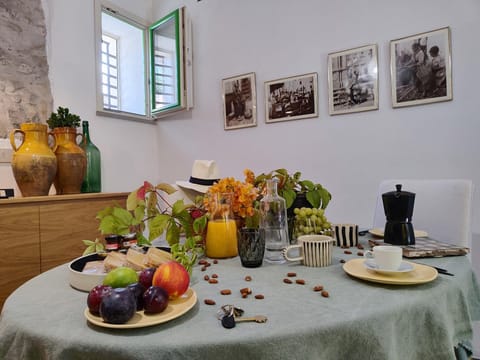 Dining area, Lunch, toaster