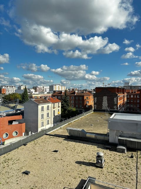 F3 avec Projecteur à 2 min du métro Apartment in Saint-Denis, France