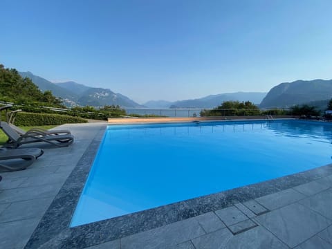 Lake view, Mountain view, Swimming pool, sunbed