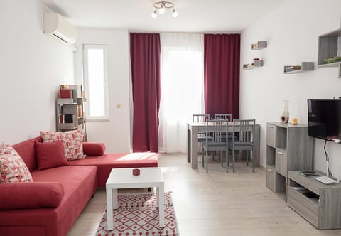 TV and multimedia, Living room, Seating area, Dining area