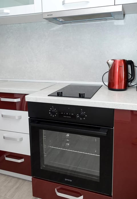 Coffee/tea facilities, Kitchen or kitchenette, stove