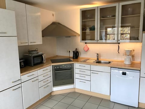 Coffee/tea facilities, Kitchen or kitchenette, Photo of the whole room, Decorative detail