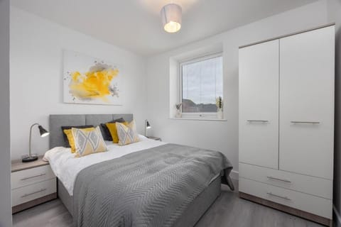 1 Bedroom Flat Near Bradford With Free Parking Apartment in Bradford